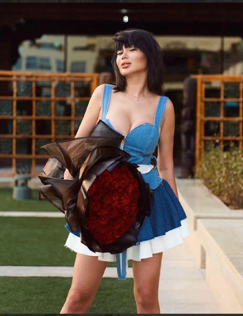 Model Mikaela